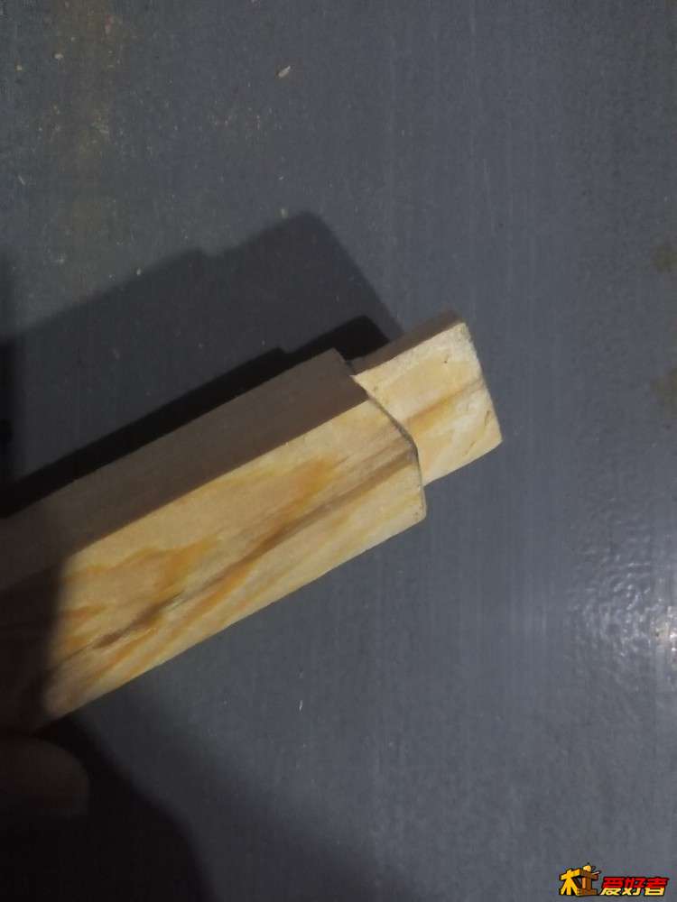 锯大点，预留修整用，锯好后，用黄金锉修平面，使三条木条在一平面上，