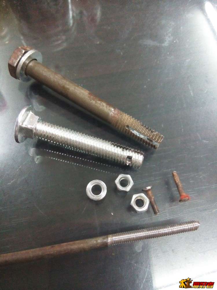 找二个长度差不多的M8镙铨，用角磨上薄沙片开缝，2MM钻头钻小孔