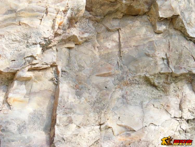 我捡到的石头估计就是从这里下来的