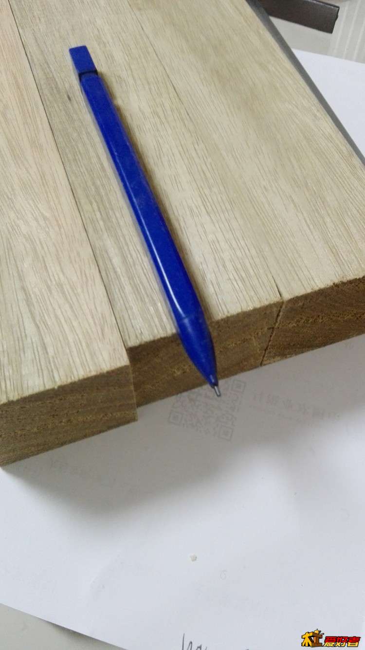 注意蓝色的那个笔，是考试用的那种B2自动铅笔，划线非常好，还不用削，非常方便
