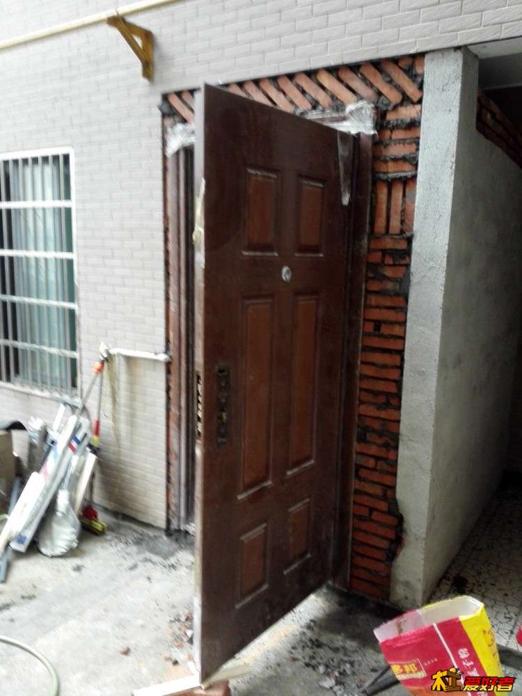 小屋外面是2楼平台，到时用防腐木搭个葡萄架顶上耐力板，再砌个小鱼池养锦鲤