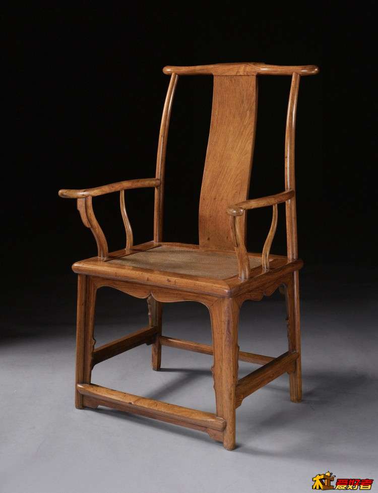 17世纪 A HUANGHUALI CONTINUOUS YOKEBACK ARMCHAIR.jpg