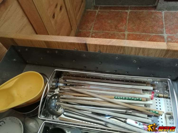 补一张门板背后的图，密密麻麻的螺丝