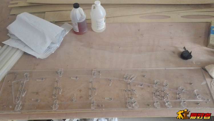 所以我用有机玻璃 激光切割了一套夹具
