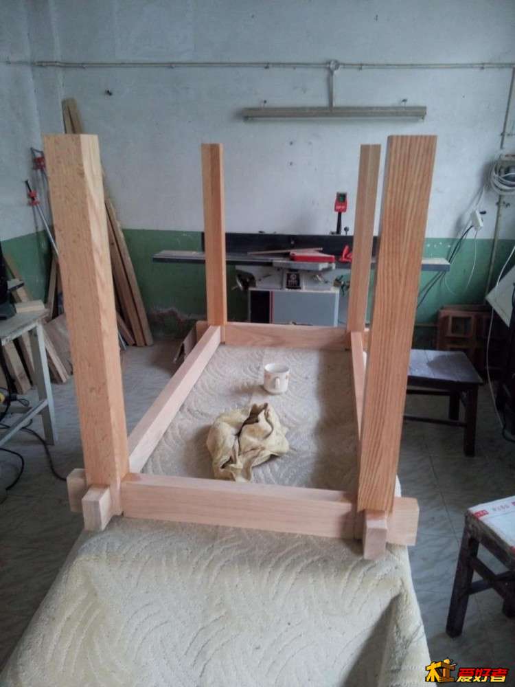 桌腿刷了油漆，横枨还没刷，感觉确实不一样呐