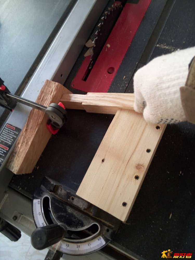 台锯+辅具齐头。齐头的作用是凳面上好画线。