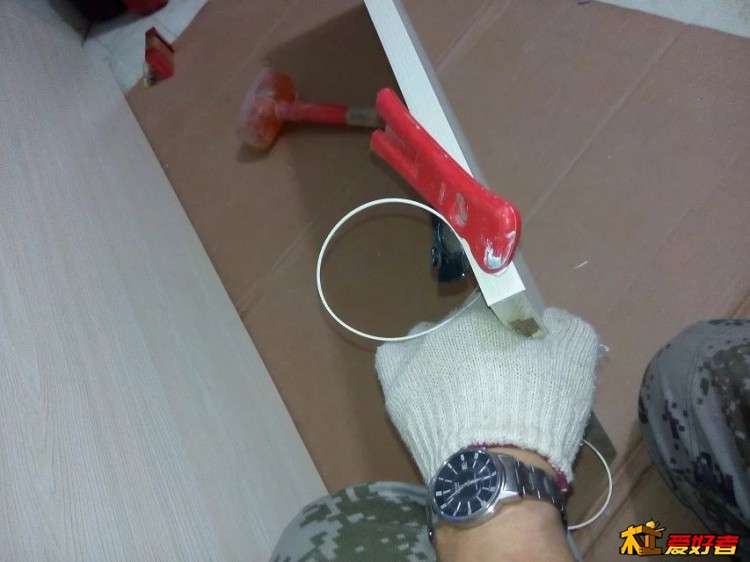 贴条和板的粘接面刷802胶，放置5----10分钟后，用皮锤轻锤一遍，然后裁边，初次贴边 原来这么简单。