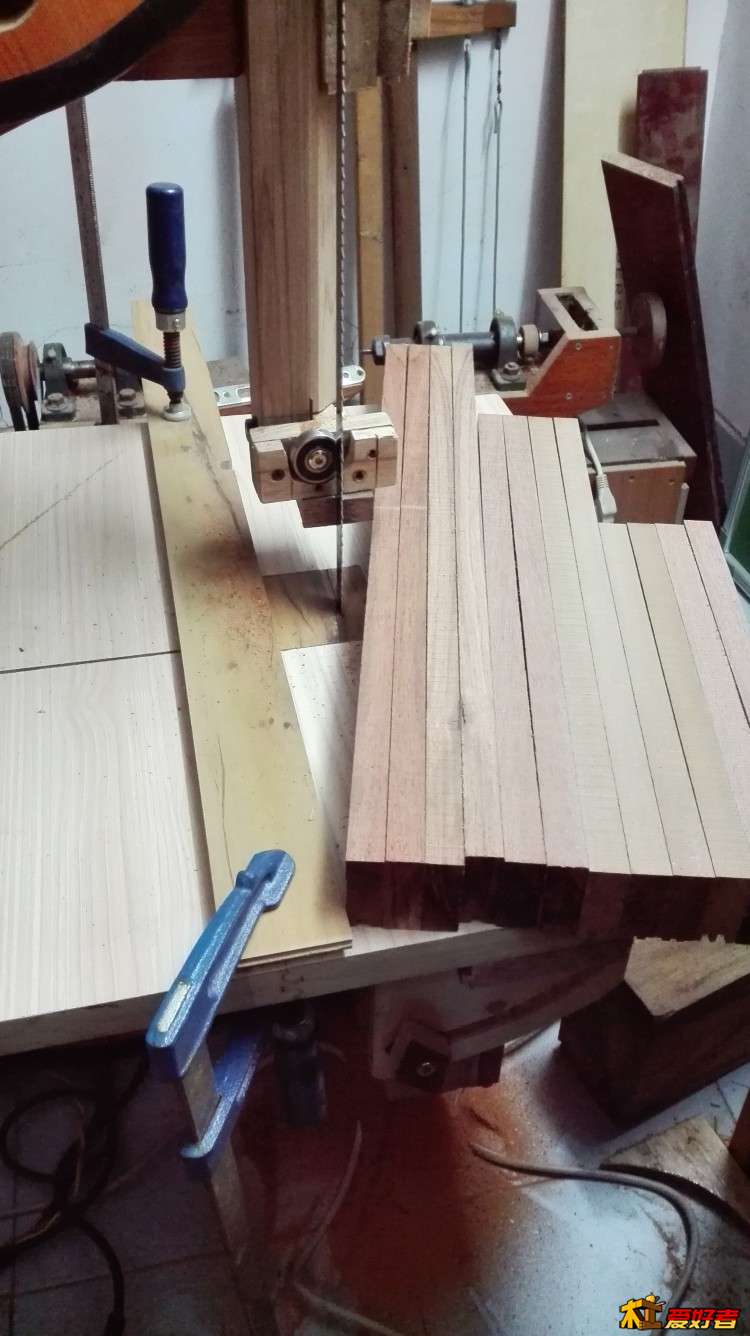 尚未完工就用来开带锯底柜架子的料啦，嗖嗖的锯，开心啦
