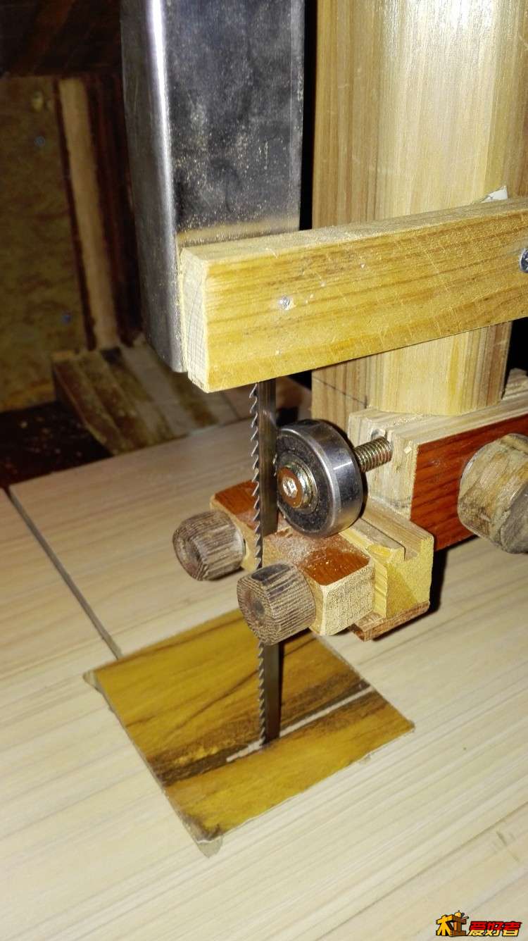 上锯夹，一个轴承，2个木块夹住。用量不大，木块足矣
