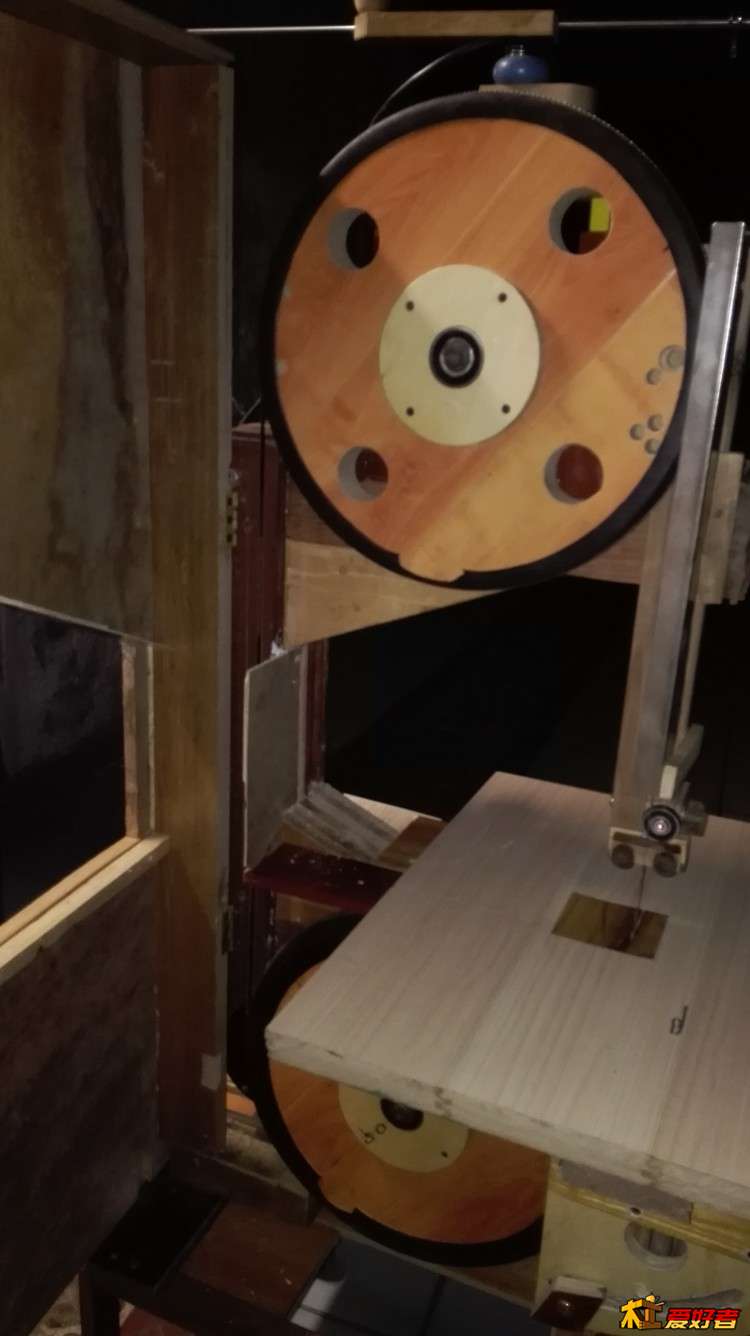 上锯轮，金刚板，太硬了，特别是表层，车出火星来啦。四个孔没有合适的钻头，掏得不规则。外圈套了个自行车 ...