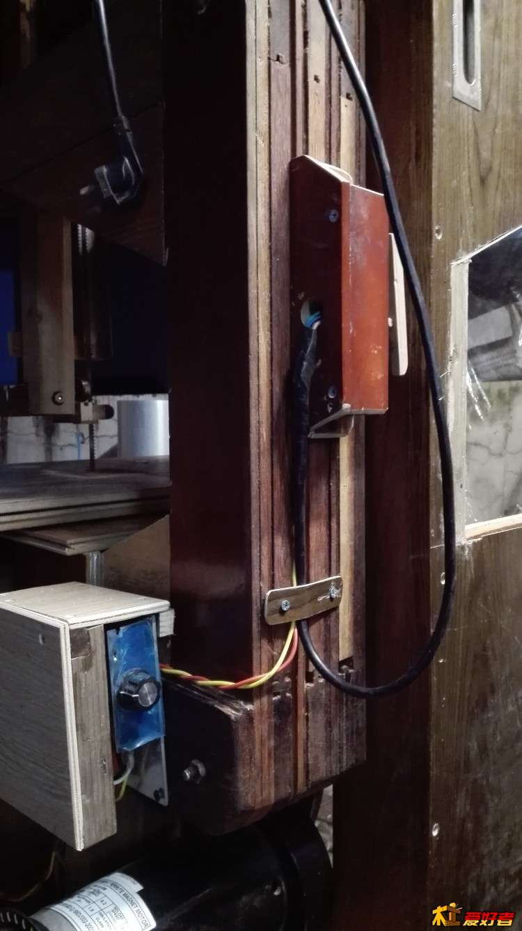 左下是电源控制器，可以调速的，电机是直流电机1300瓦跑步机电机。做了一个开关盒，方便一些