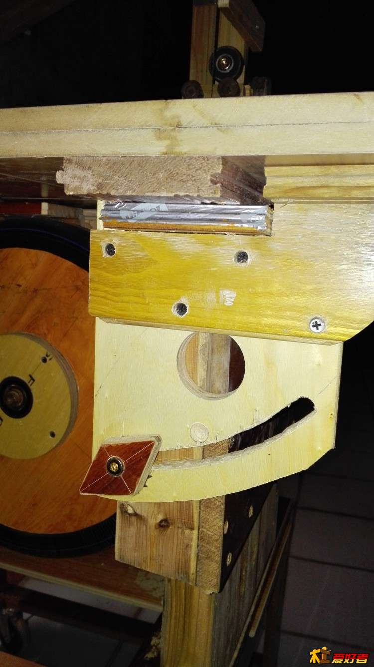 转角机构。用了2个合页，没有去做那两个耳轴，有点畏难。