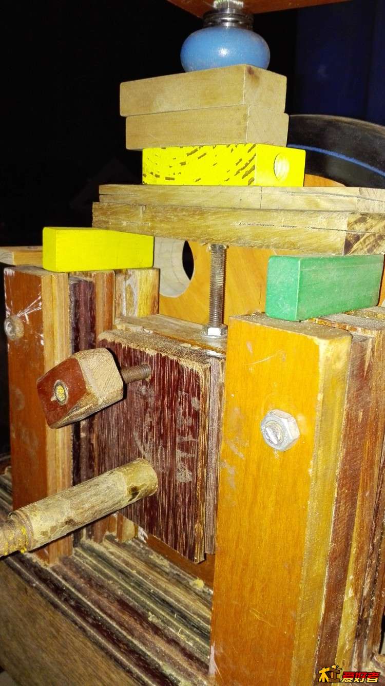 上轮调节倾角及张紧机构，上轴长了一截，暂未锯去