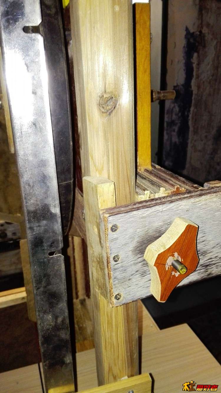 上锯卡上下调节机构，这个能用但有点难看，下次再换一个规整点的