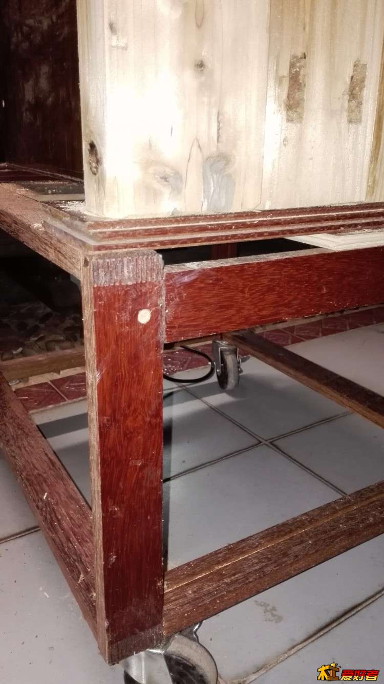 用这个带锯机没用辅助做的指接隼底座架子，虽然木料单薄，但因为木料很硬，连接牢固，其实还挺稳的。下一步 ...