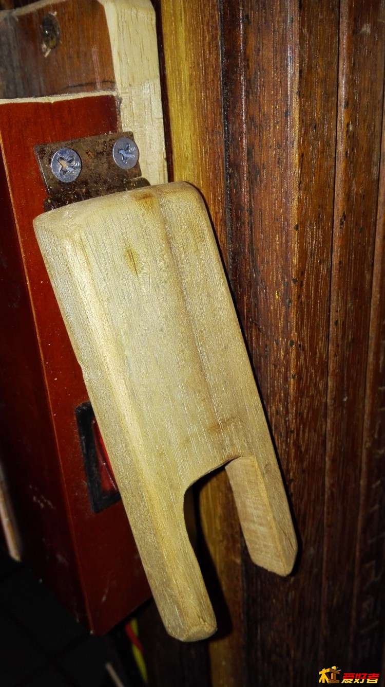 做另一个盖板，开机用从缺口处按，关机直接按盖板就行，安全方便