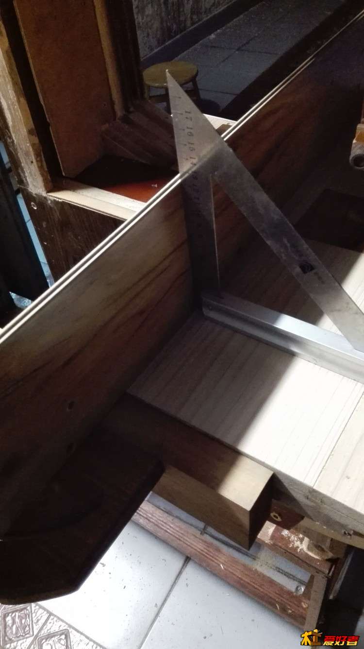 可调靠山，横截也准备公用这个，靠尺靠着侧边就能横截