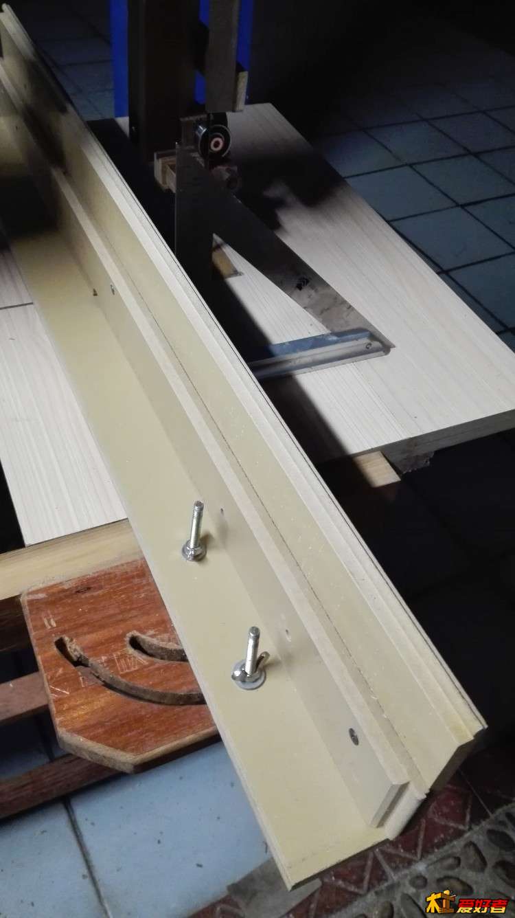 靠山上预留了几组孔，换个面就是高靠山