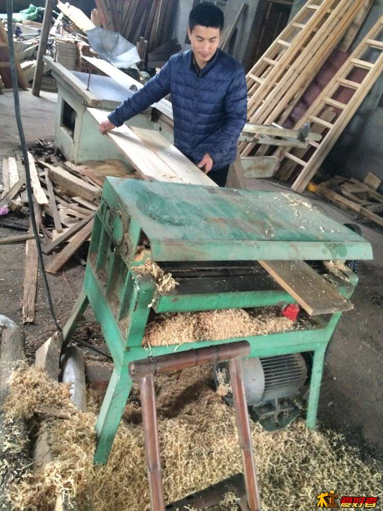 到当地木材市场购买松木，老板有压刨这下可省了我不少事！意外的惊喜哈哈..