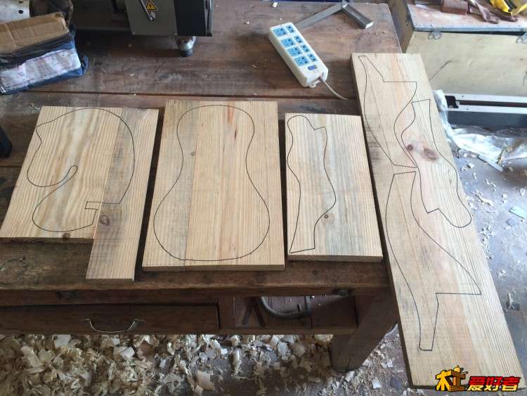 木板刨平锯断后按模板画样