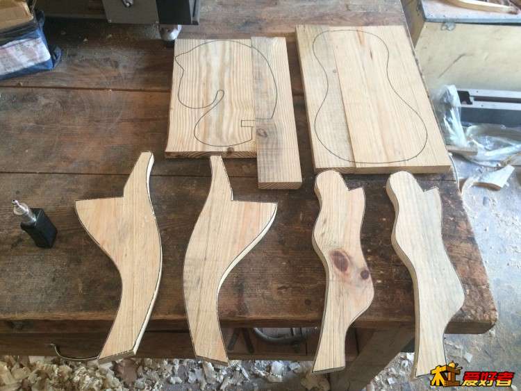 四条腿搞定，但马头和坐板宽度不够得拼板...