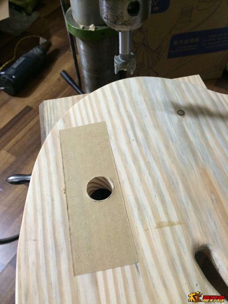 担心打孔时背面崩裂，所以贴了张粘纸。