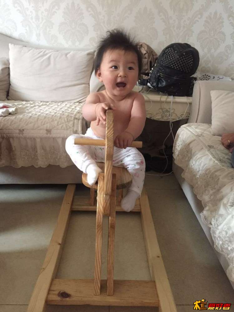 附上小闺女半裸照一张，哈哈