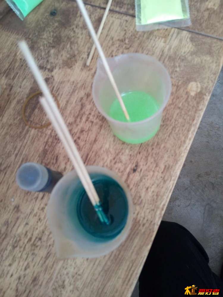 一个蓝一个绿，后来绿的变成白的了