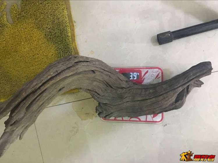 木头很沉  放进水里秒沉 可能是泡的时间久了