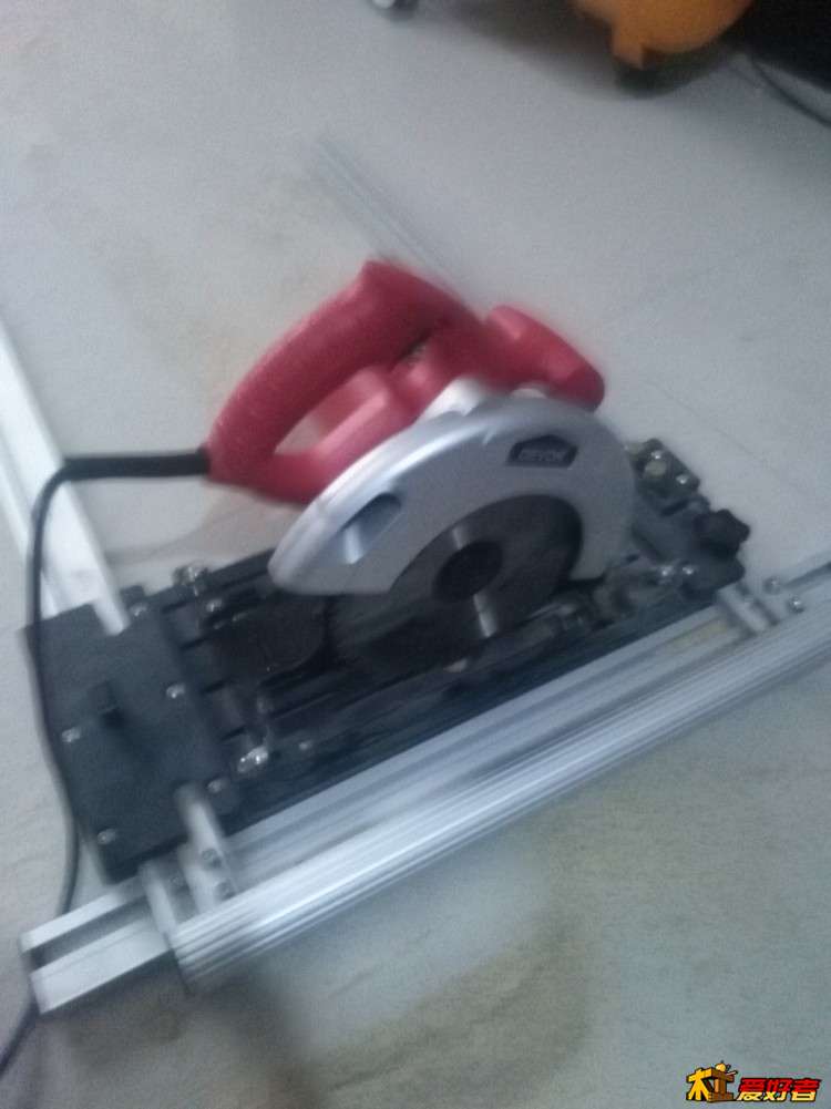 大有7寸圆锯  功率和我以前用的云石机比  简直碾压  锯片和靠山平行相差2MM   一刀过去竟然不胡也不费劲    ...