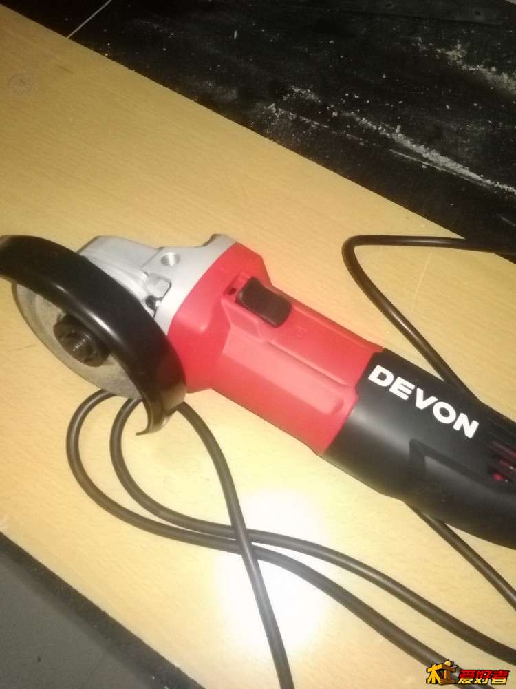 大有角磨机   个人觉得侧开关好用   不会误触  也没有后开关那种不知道开着还是关着   一插电  满地打转的 ...