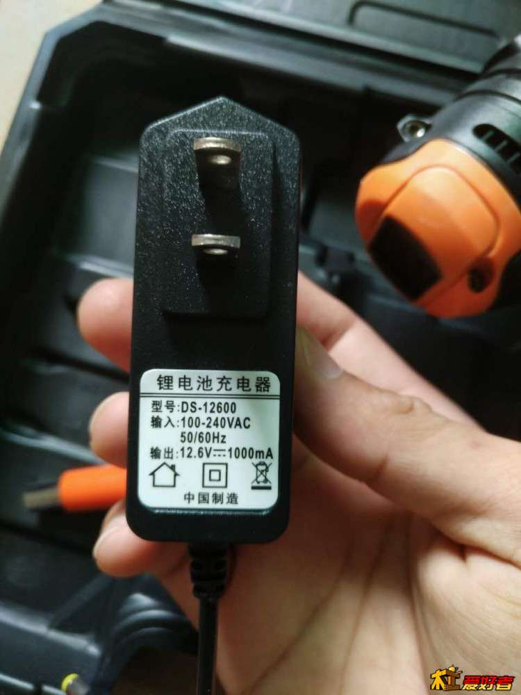 充电器标称1A的,拿手上感觉好轻,不知道耐操不