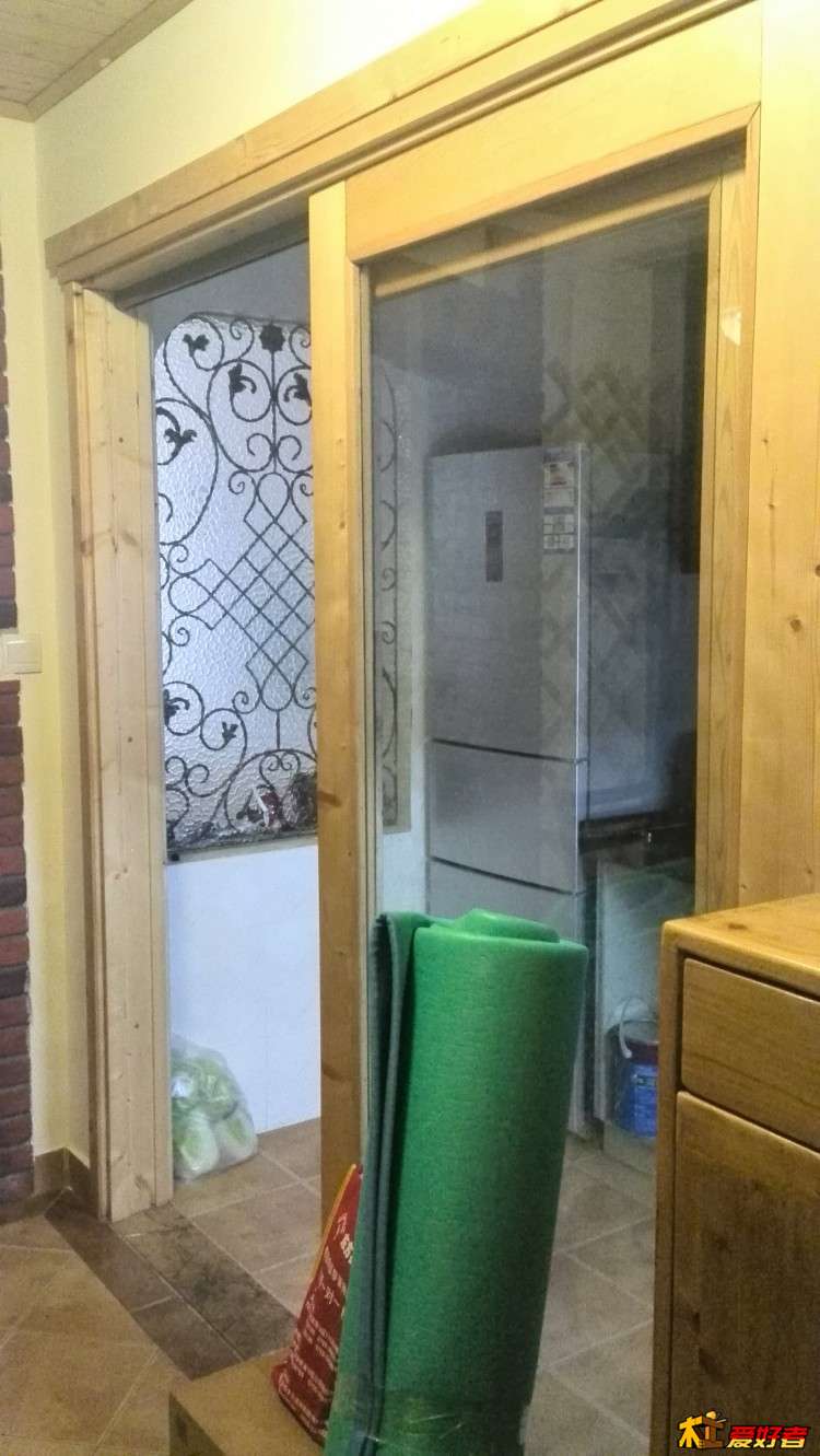 厨房的移门，当时拿了工厂开好的料回来，有些料扭曲了，后来想办法根据扭曲角度开的榫卯，装好后再统一找平 ...