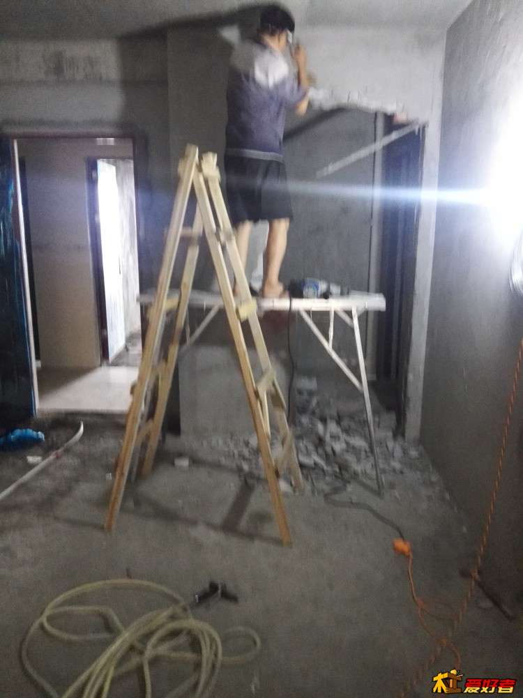 感谢老爸从老家赶过来帮我，70了身体比我还好，而且这些技术都是业余养成的。