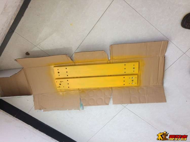 被加工成屎黄色的前后挡板