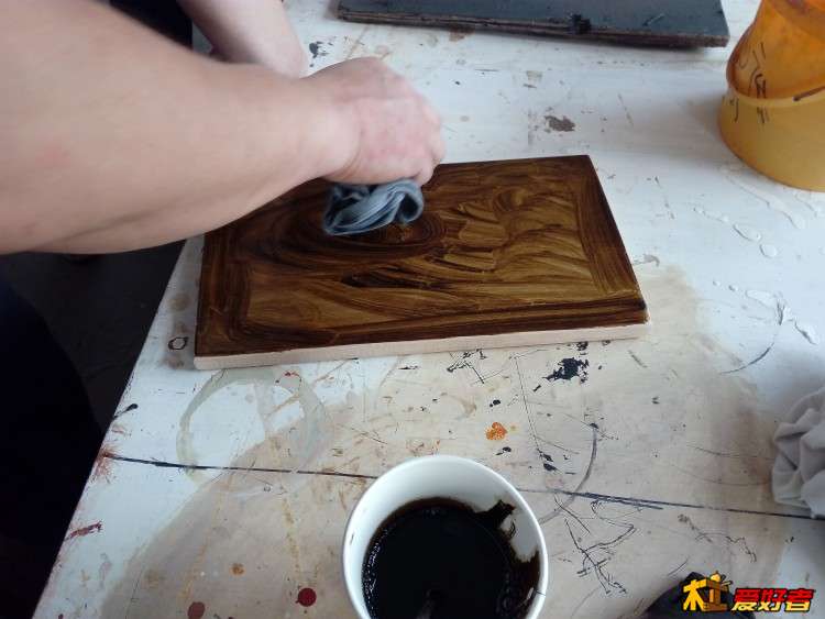 擦拭格丽斯，目的是为了让木纹更清晰，给纹理内着色，这个擦拭完根据木材一般几分钟就能擦拭掉多余的。