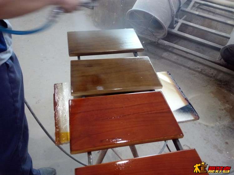 修色液施工完，十分钟左右就能施工面漆
