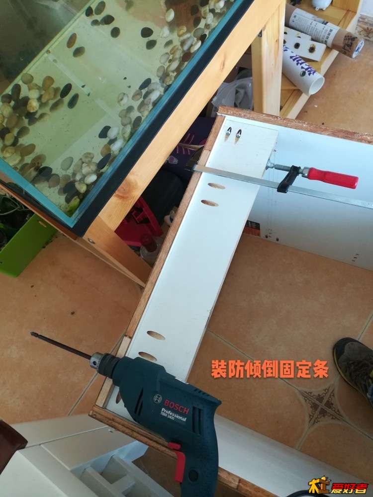 30.安装防倾倒条.jpg