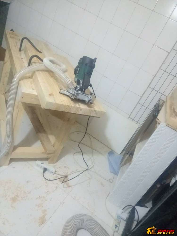 将桌面拼完，用电木铣铣穿边