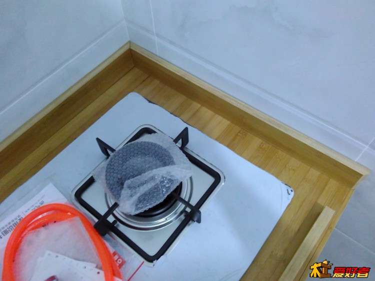 原先的想法是橱柜的面板用竹地板（个人觉得很漂亮），后来天然气公司来开通天然气，说竹地板不让用，不防火 ...