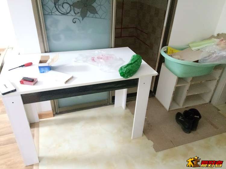 小餐桌和鞋柜