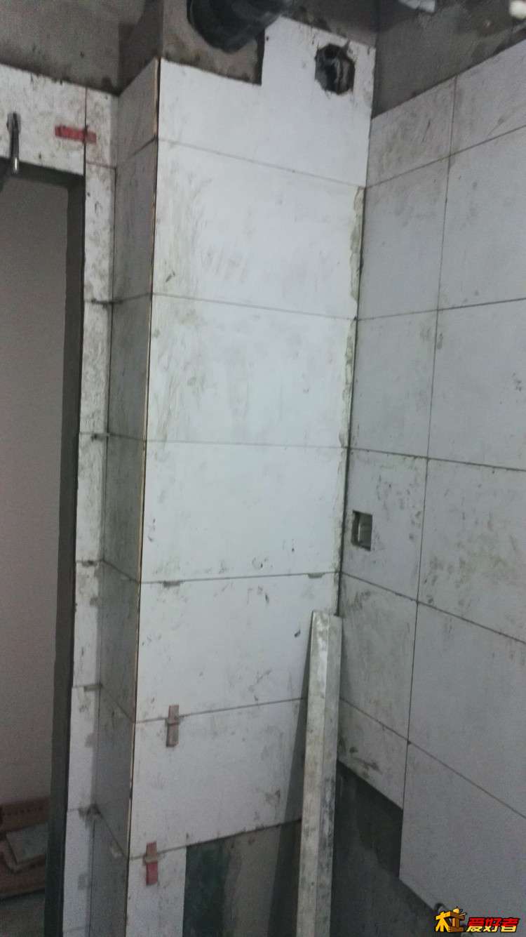 还是主卫洗手台附近的铺装