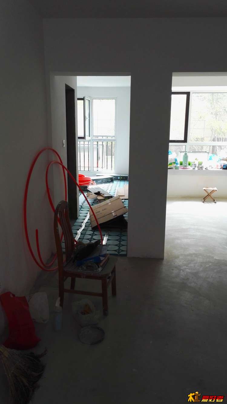 客厅准备铺装地垫的
