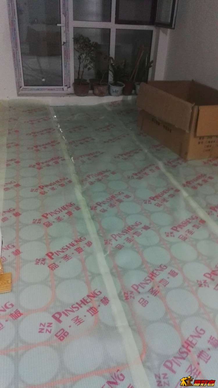 已经铺上防潮膜了