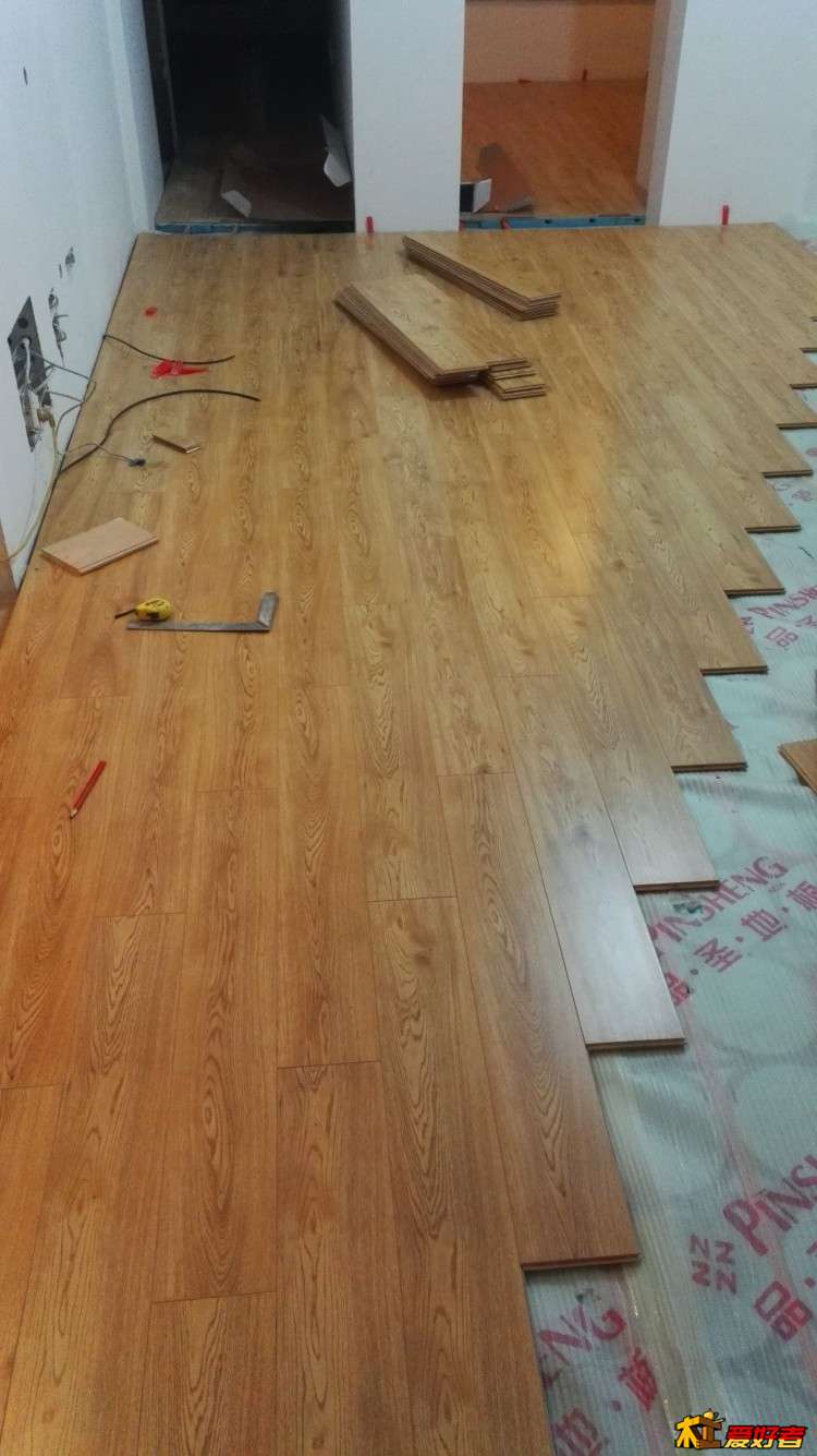 客厅地板铺设中