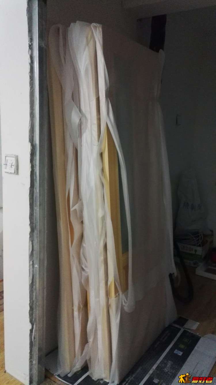 外购的实木房间门到货了准备安装中