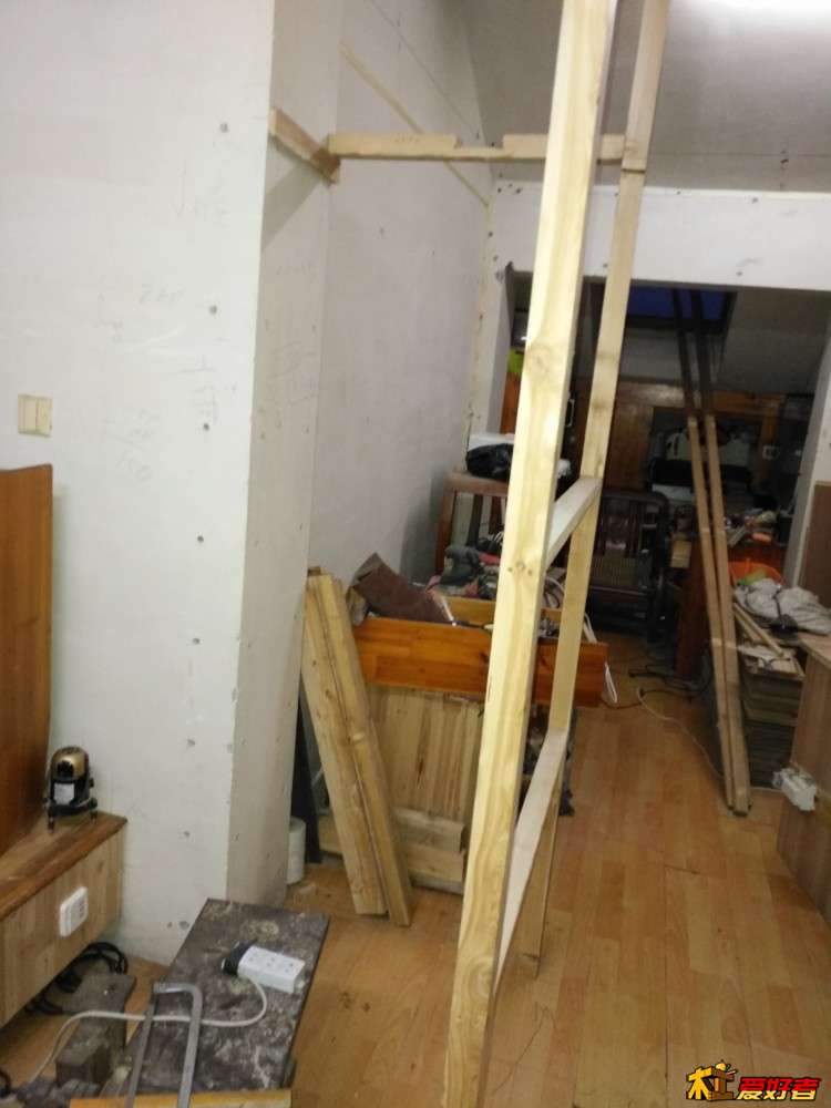 隔断用了5X10的松木，结实，简单的割了几道豁口，随便钉几颗钉子  结实的不得了，比以前单位的牢靠