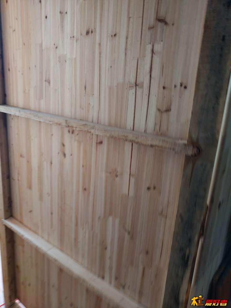 隔断用了唯一的新材料 整张衫木指接板，18厚的 后来想想应该用10的板材，强度足够便宜更重要的是薄好操作