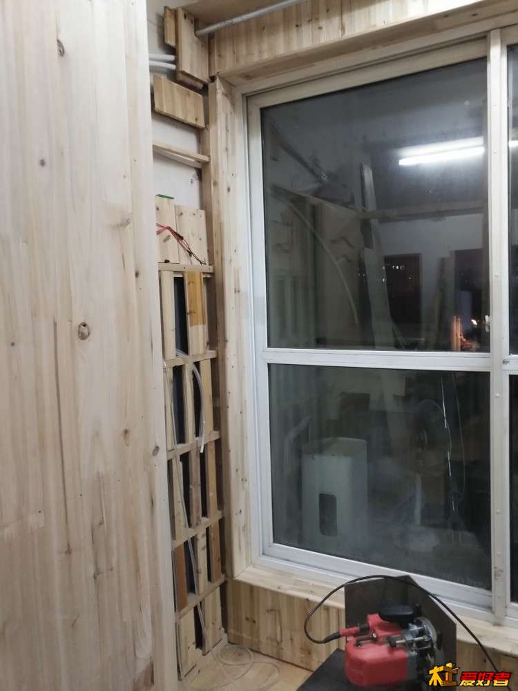 包边 小阳台的 4周用扳子给包一下协调又简单符合小木屋的整体美观