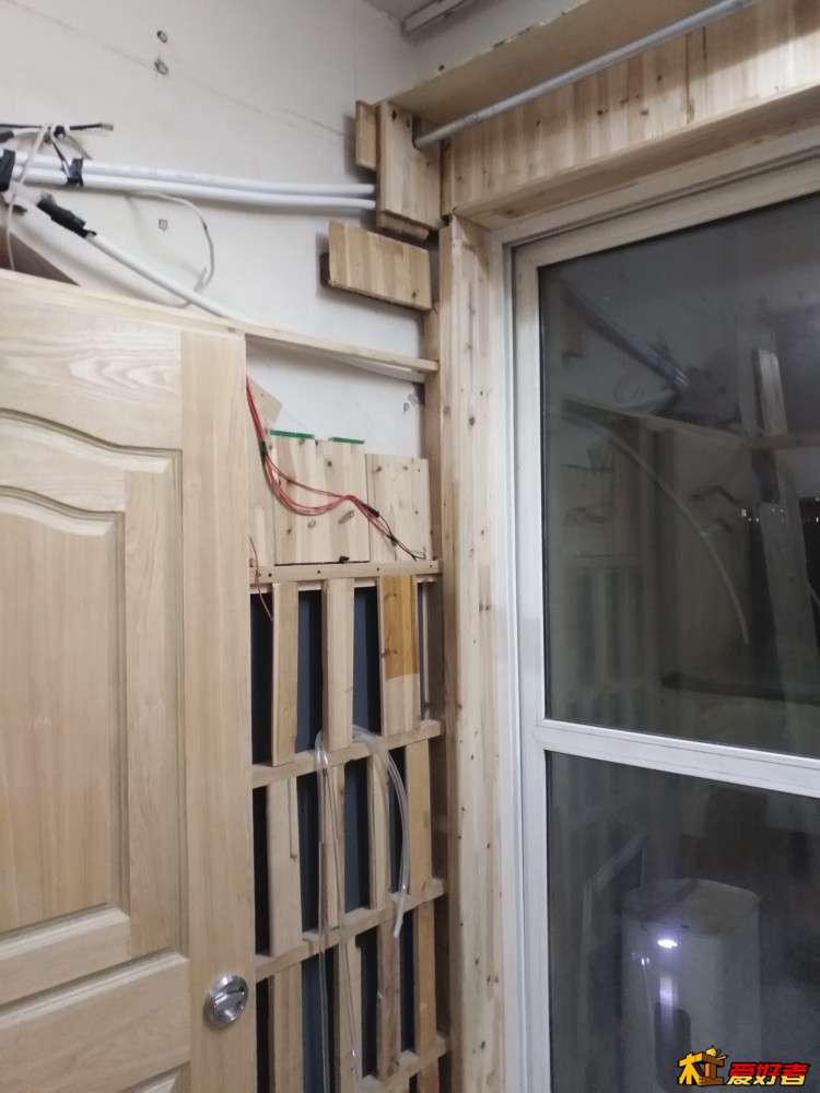 平顶简单的用3X5的龙骨作个水平就搞定  面积太小永不上加强处理